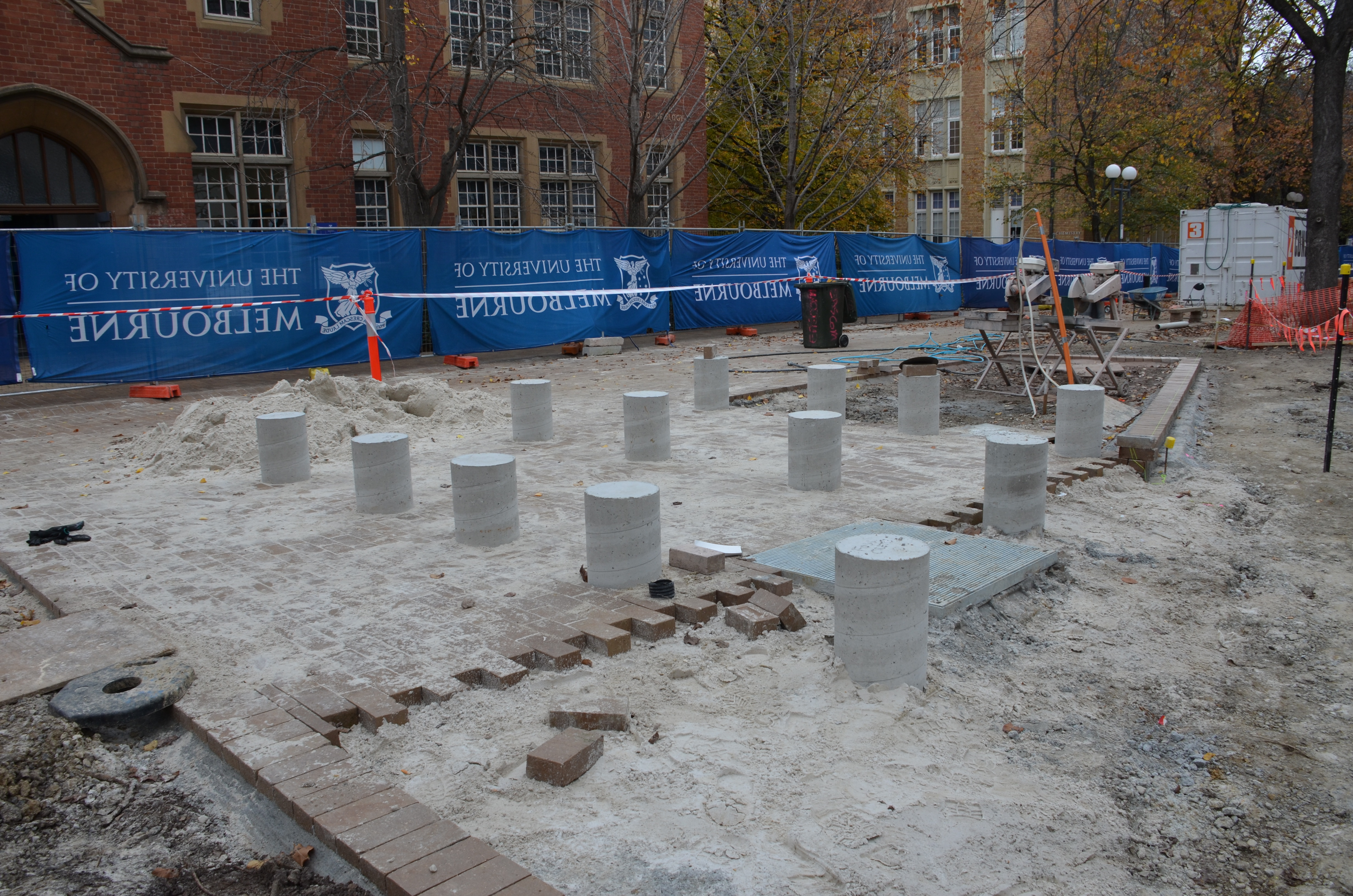 https://archive.abp.unimelb.edu.au/objects/images/Construction/Images/External Works/Timber seating and supports south side/DSC_8603.JPG