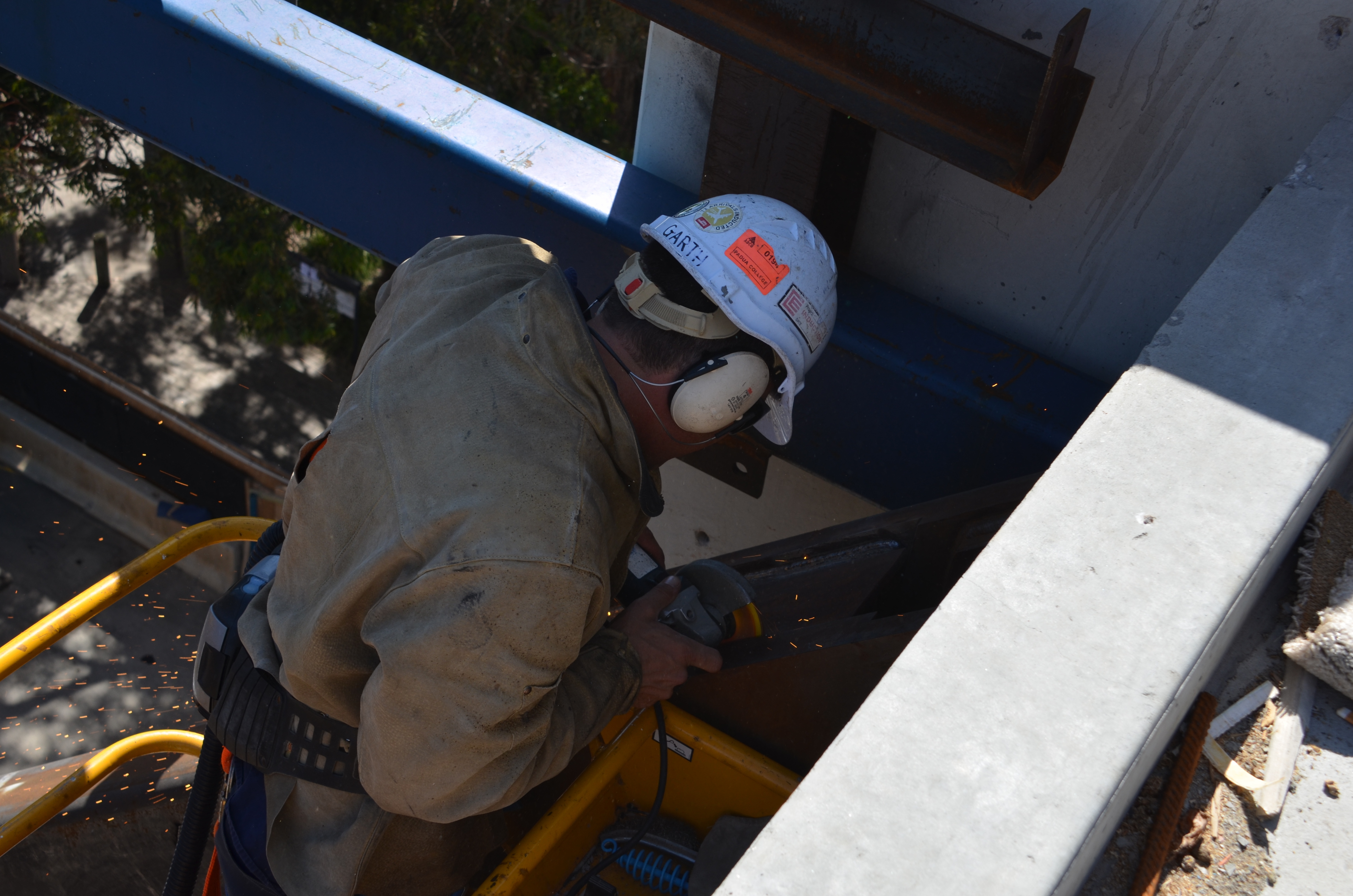 https://archive.abp.unimelb.edu.au/objects/images/Construction/Images/Hanging studio/Steel framing/DSC_4772.JPG https://archive.abp.unimelb.edu.au/objects/images/Construction/Images/Hanging studio/Steel framing/DSC_4772.JPG