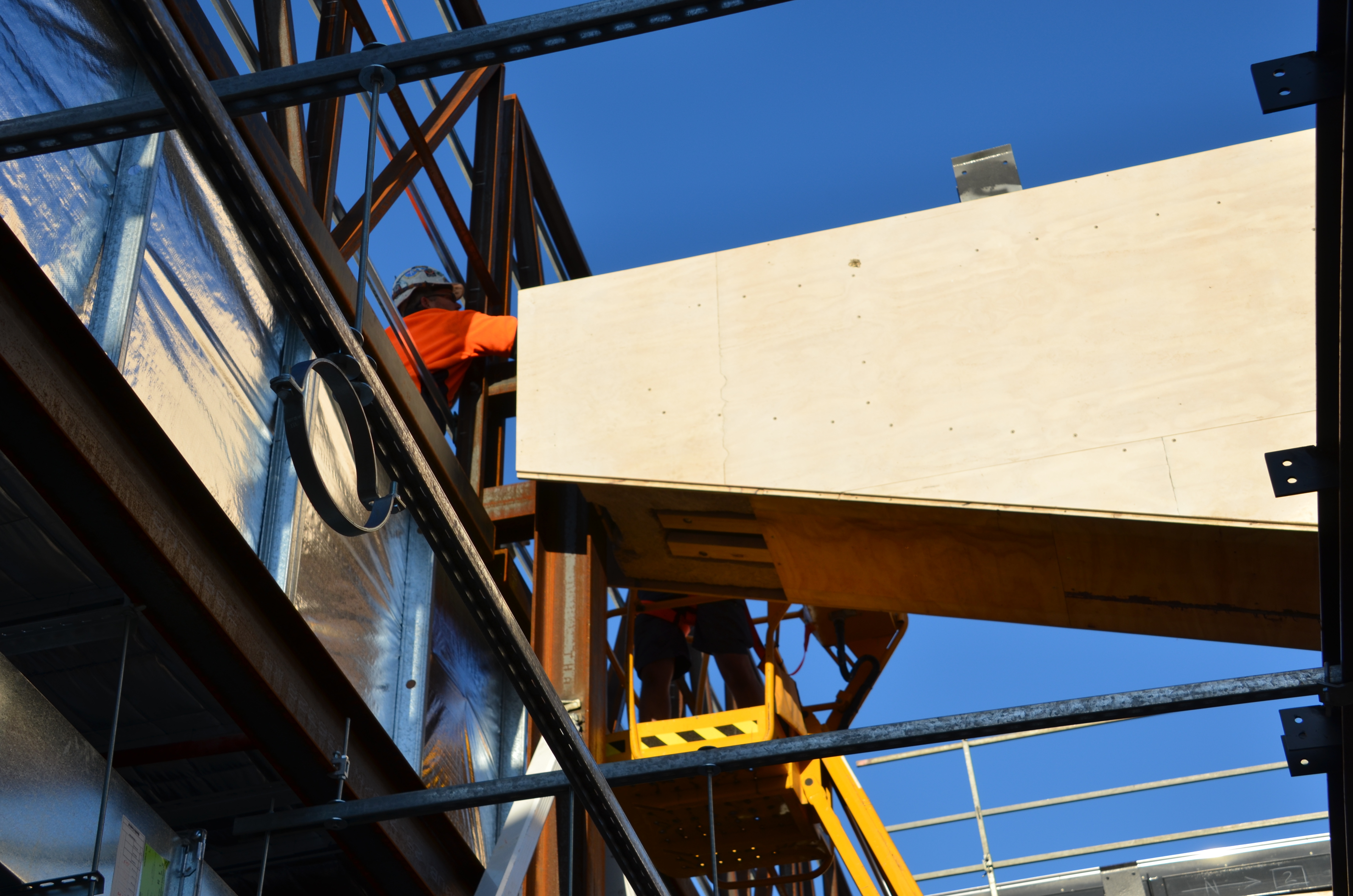 https://archive.abp.unimelb.edu.au/objects/images/Construction/Images/LVL roof beams & coffers/Installation/DSC_5344.JPG