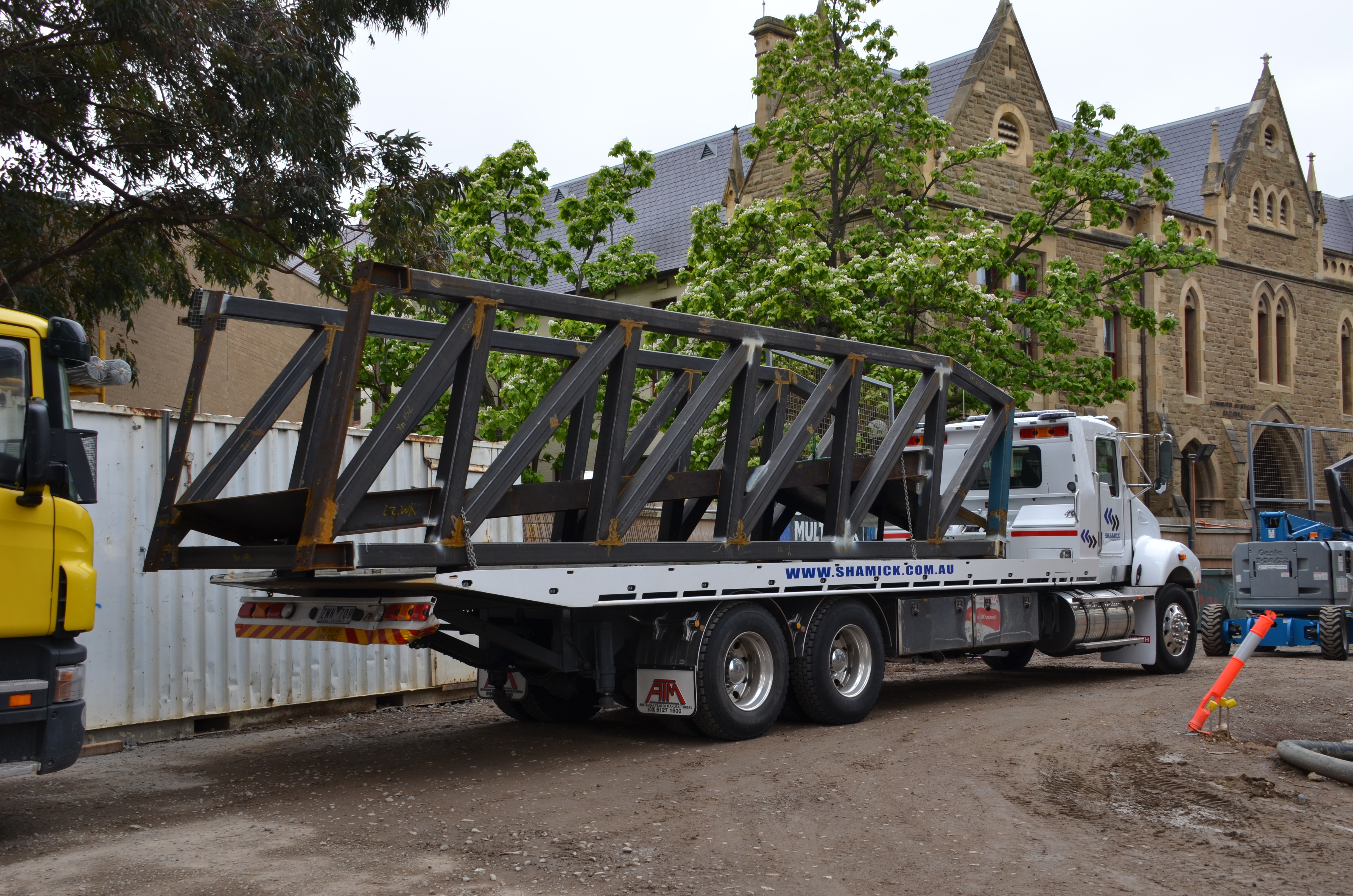 https://archive.abp.unimelb.edu.au/objects/images/Construction/Images/Stairs, walkways and balustrades/Y Stairs structural steel/Installation/DSC_3384.JPG