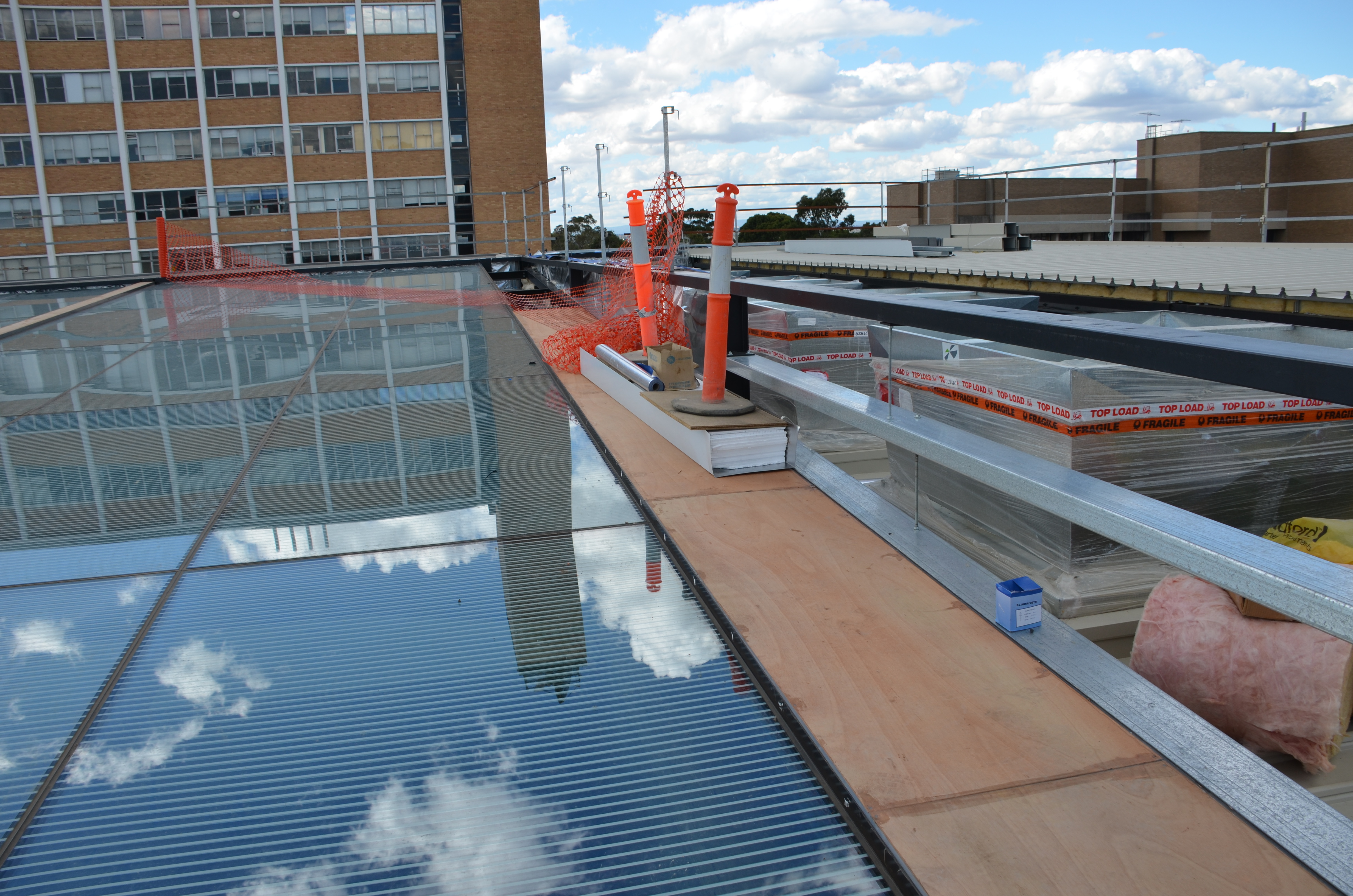 https://archive.abp.unimelb.edu.au/objects/images/Construction/Images/Roof/Glazed atrium roof/Delivery & Installation/DSC_6409.JPG