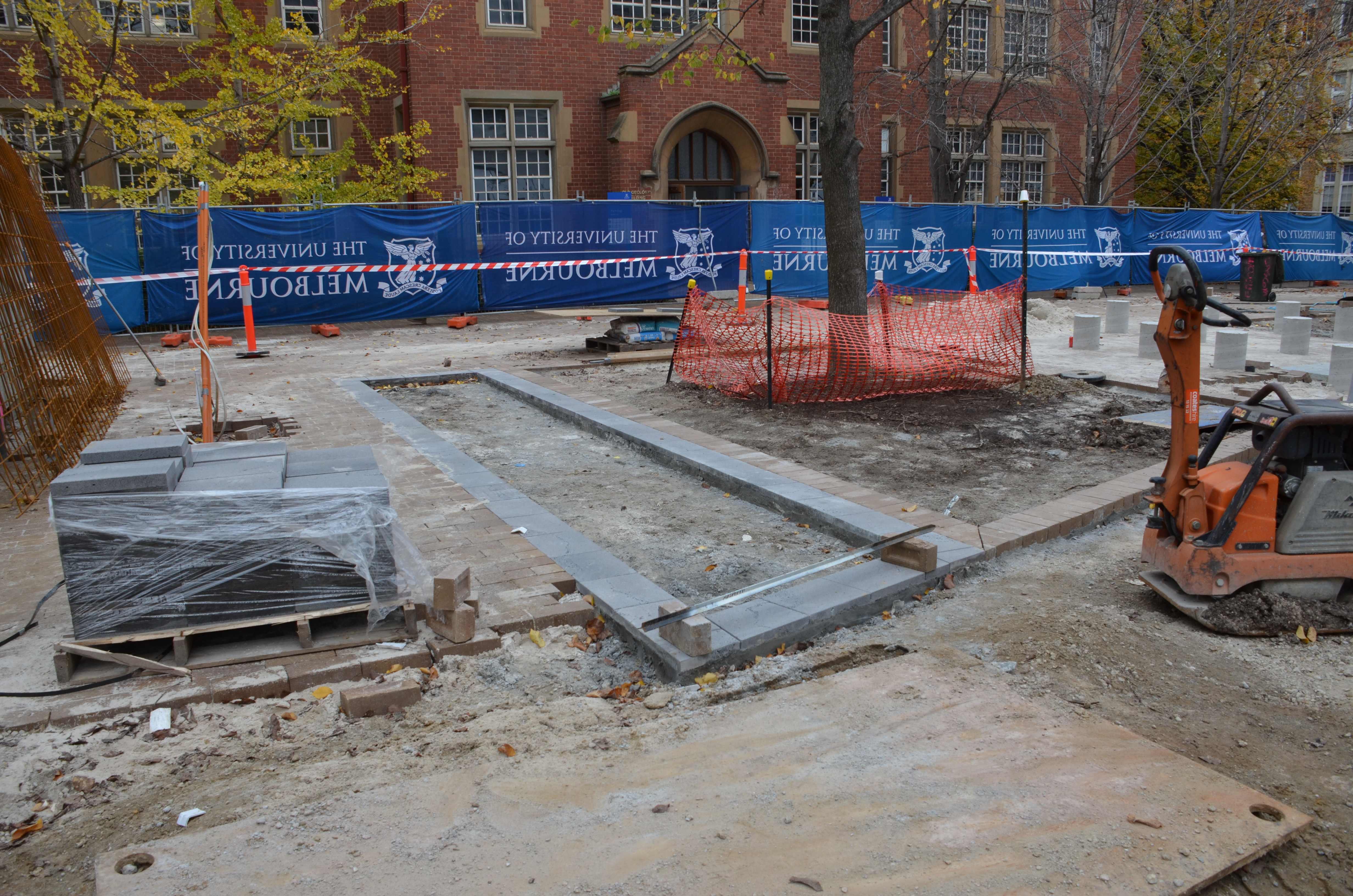 https://archive.abp.unimelb.edu.au/objects/images/Construction/Images/External Works/Brick paving & brick walls/DSC_8600.JPG