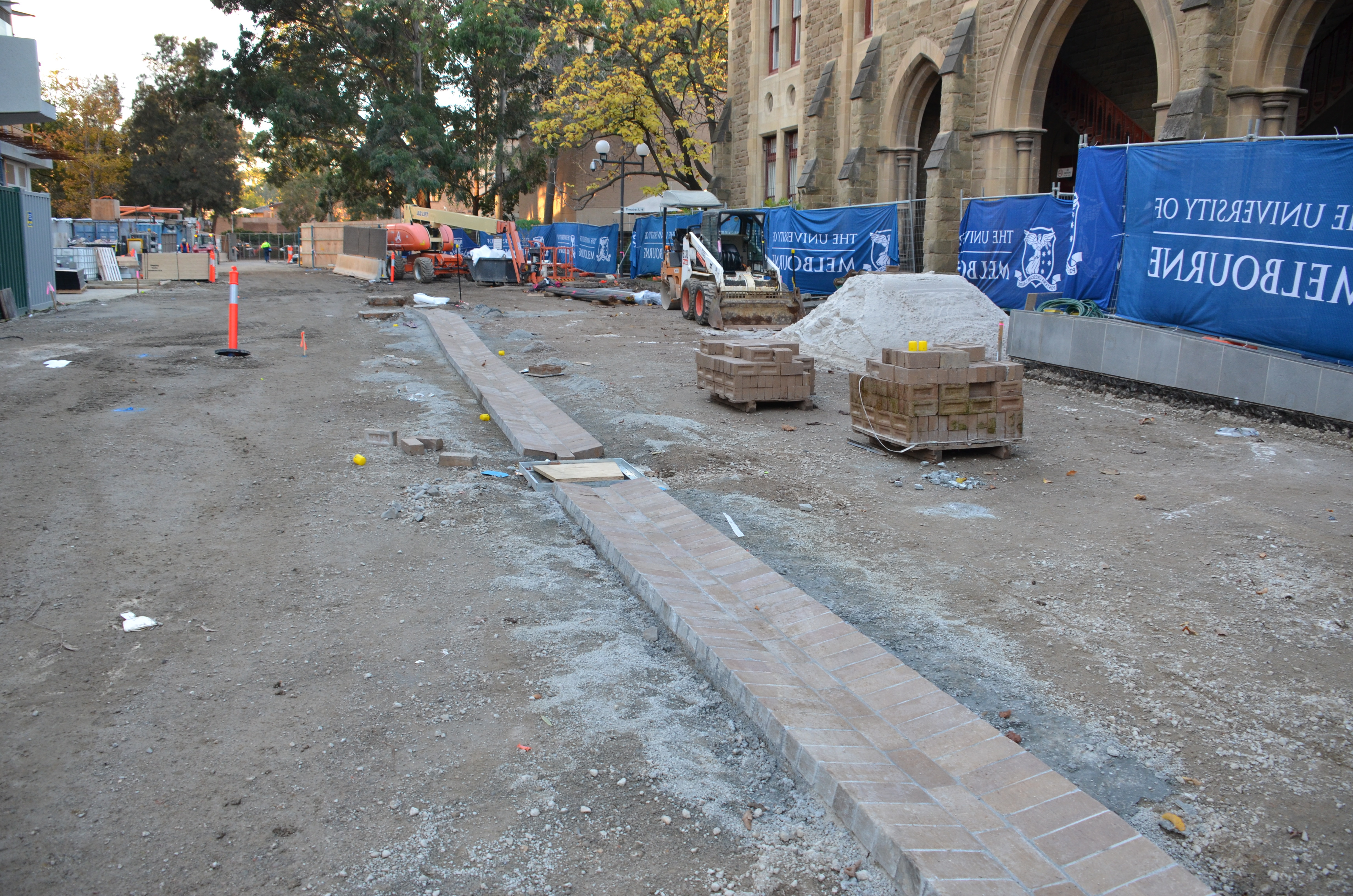 https://archive.abp.unimelb.edu.au/objects/images/Construction/Images/External Works/Brick paving & brick walls/DSC_7763.JPG