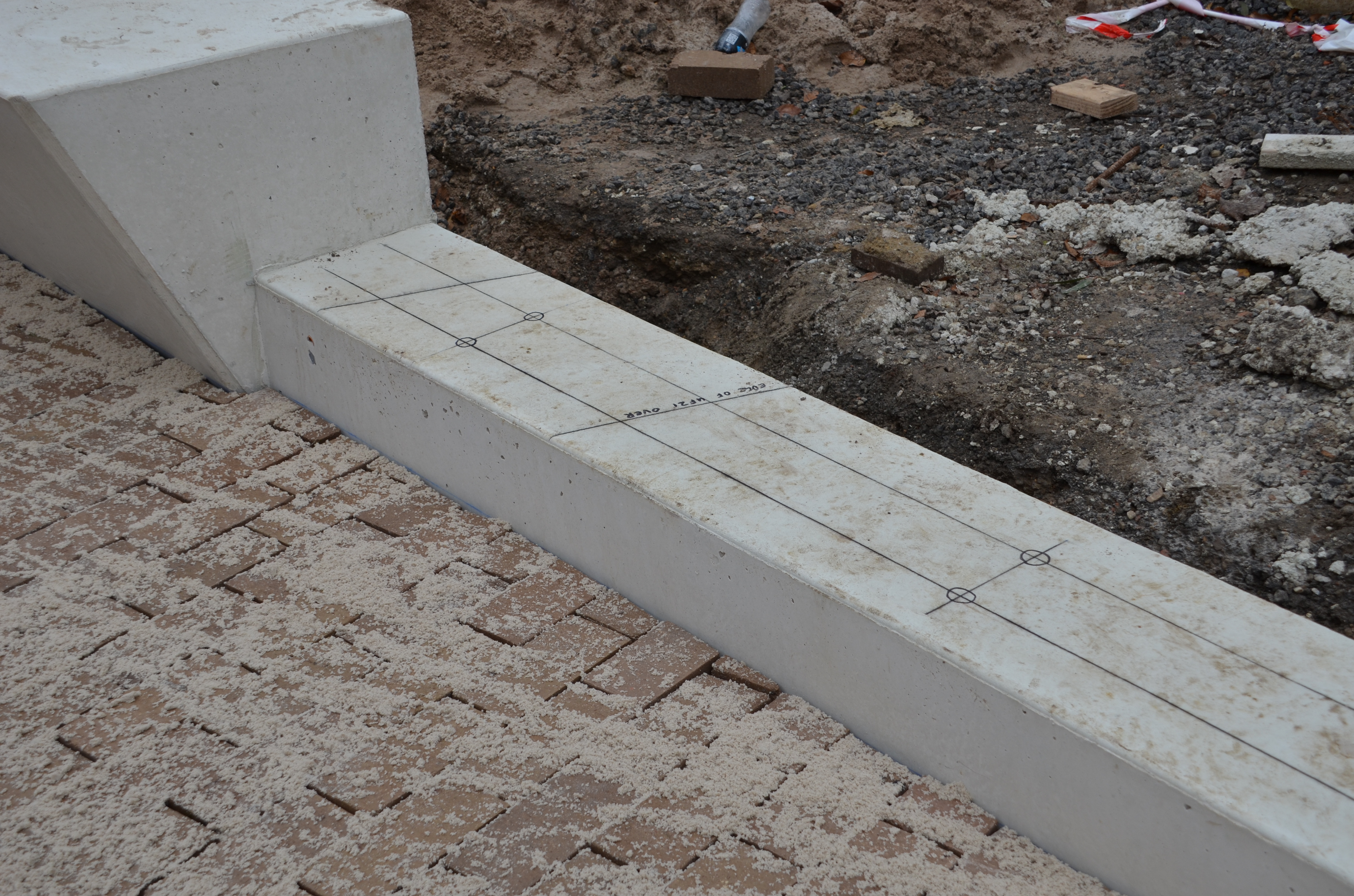 https://archive.abp.unimelb.edu.au/objects/images/Construction/Images/External Works/Precast concrete seating and supports/DSC_8968.JPG