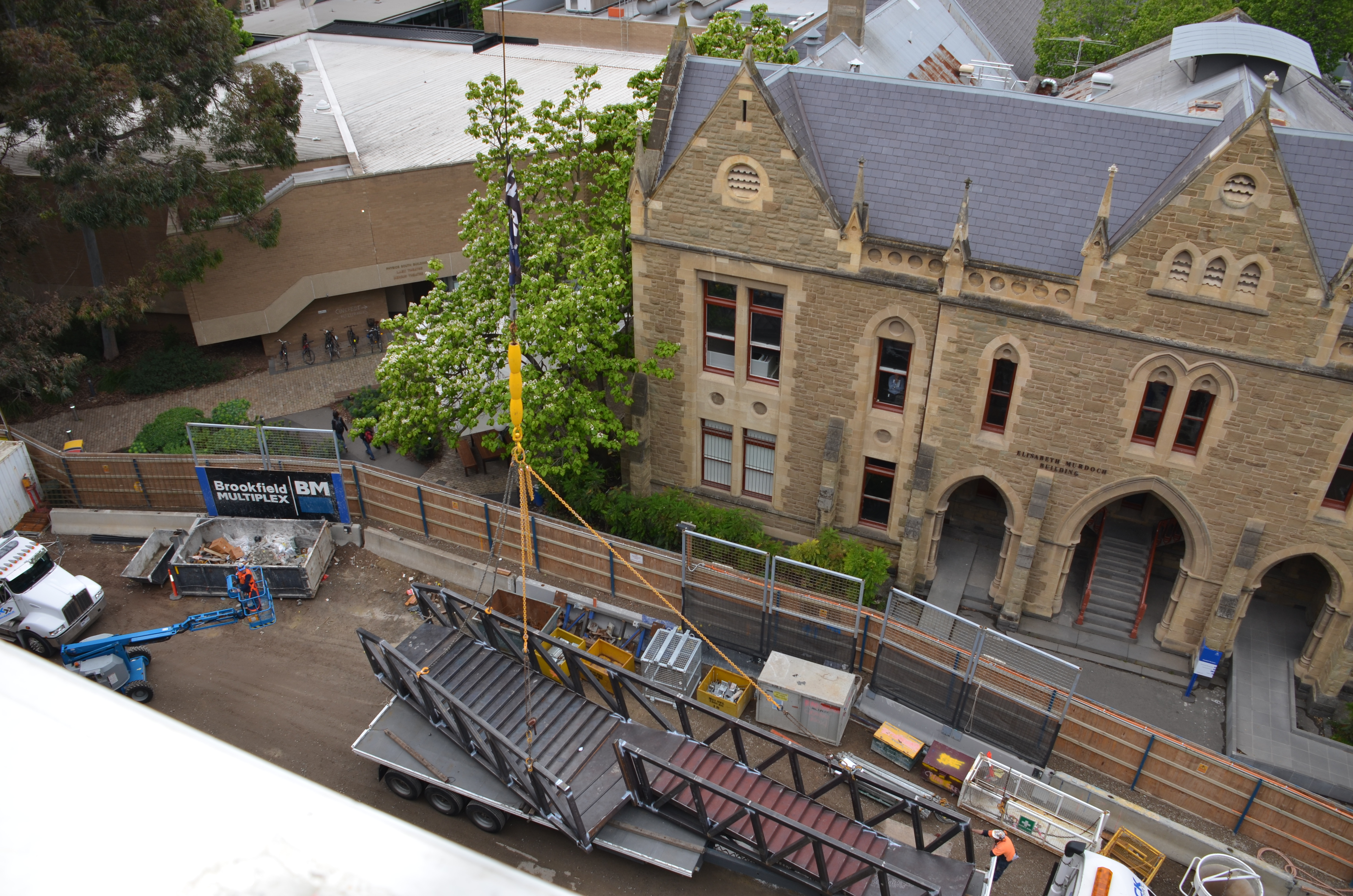 https://archive.abp.unimelb.edu.au/objects/images/Construction/Images/Stairs, walkways and balustrades/Y Stairs structural steel/Installation/DSC_3421.JPG