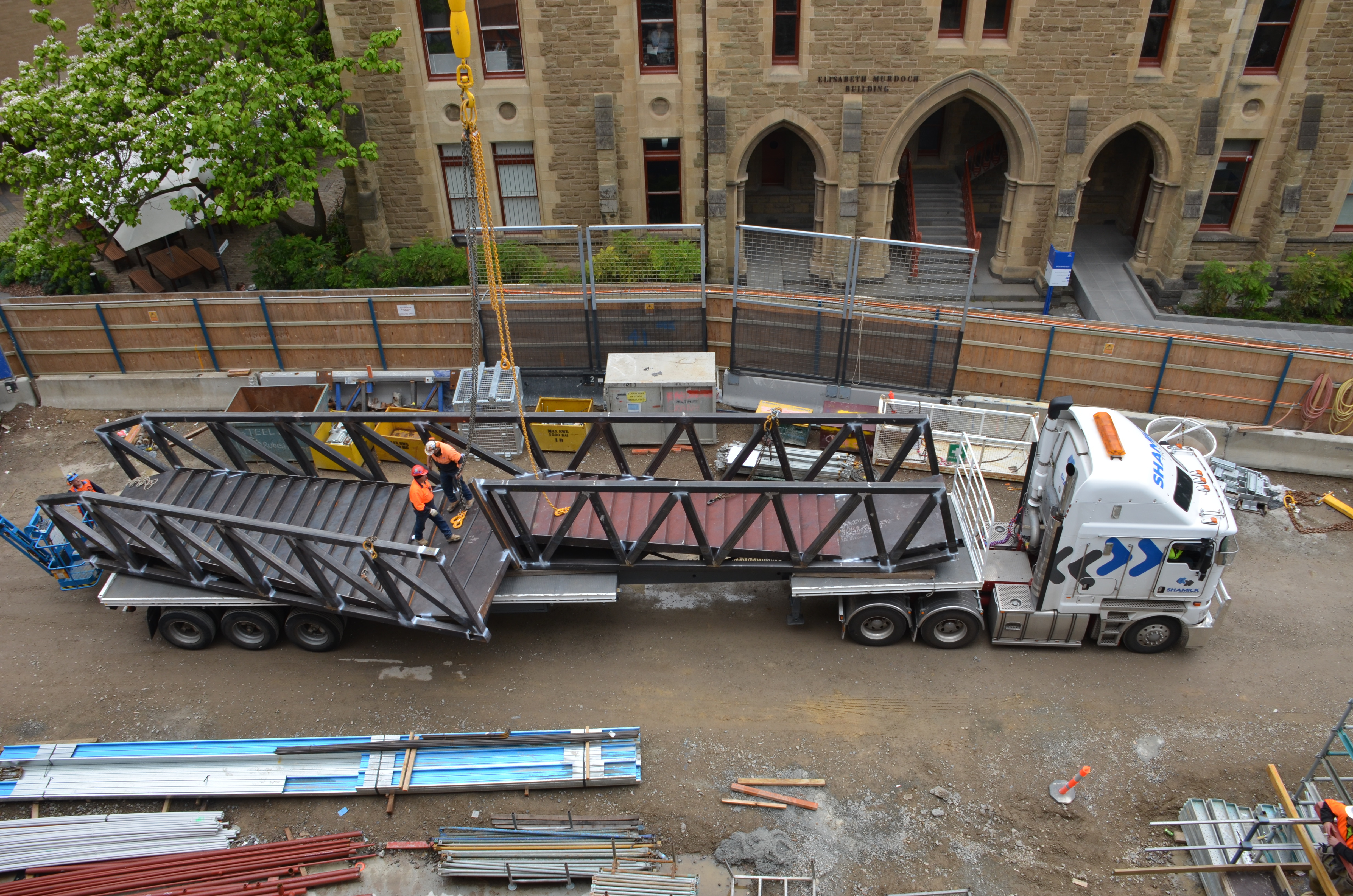 https://archive.abp.unimelb.edu.au/objects/images/Construction/Images/Stairs, walkways and balustrades/Y Stairs structural steel/Installation/DSC_3411.JPG