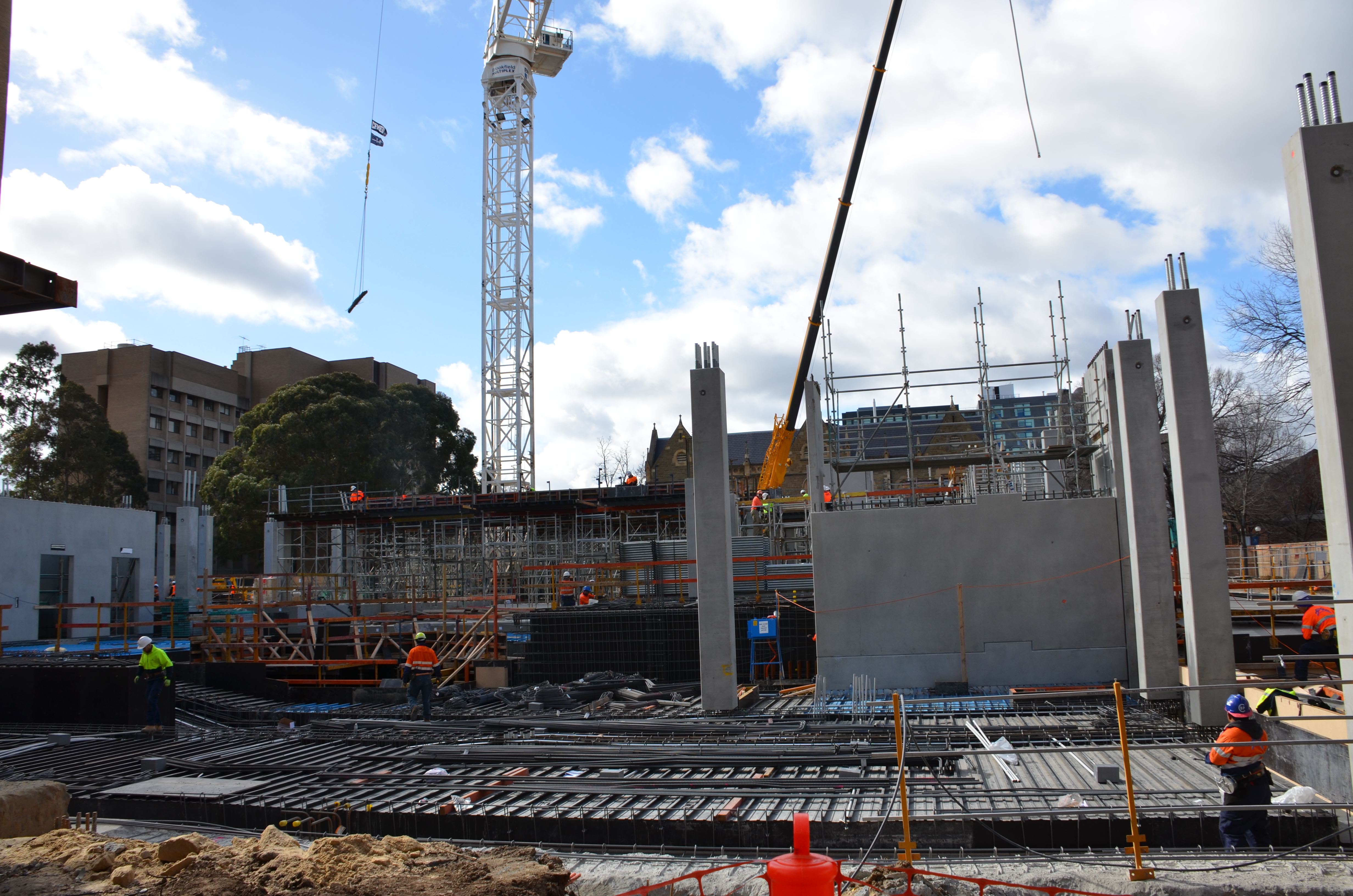 https://archive.abp.unimelb.edu.au/objects/images/Construction/Images/Concrete suspended slabs and beams/Ground level & formwork/DSC_1390.JPG