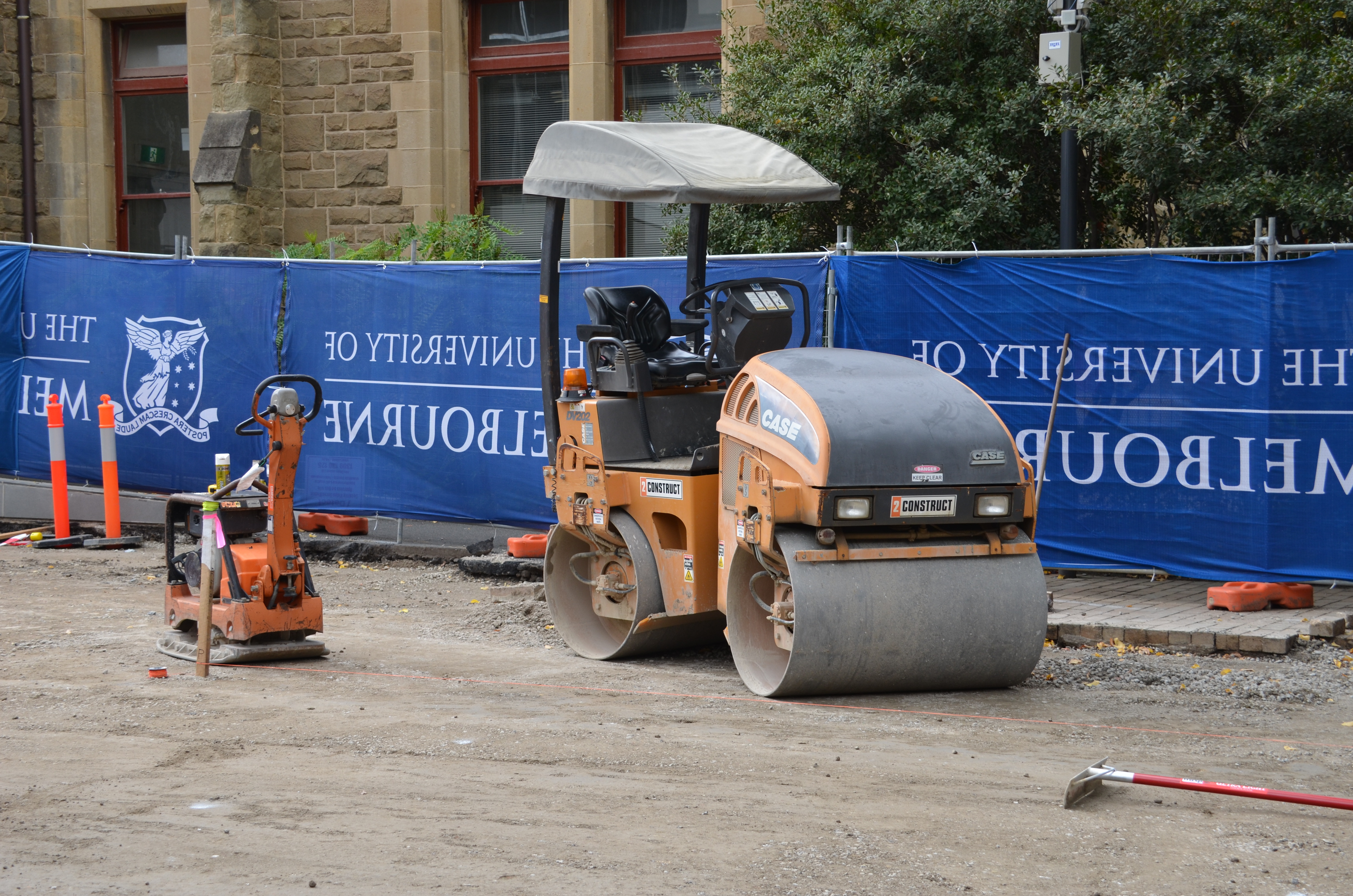 https://archive.abp.unimelb.edu.au/objects/images/Construction/Images/External Works/Groundworks/DSC_7512.JPG