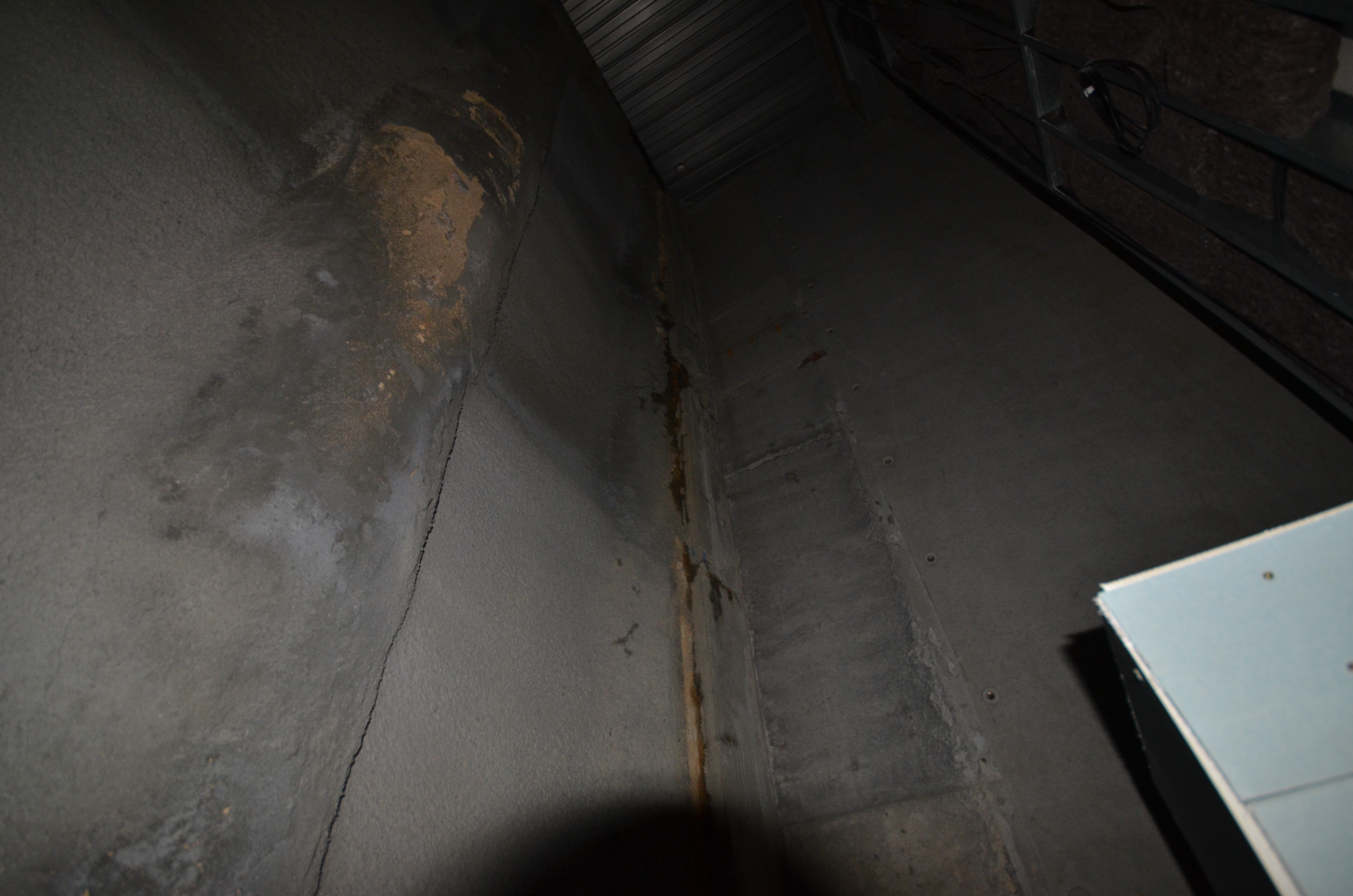 https://archive.abp.unimelb.edu.au/objects/images/Construction/Images/Basement/Basement water leaks/Water tank at retention wall/DSD_0013.JPG