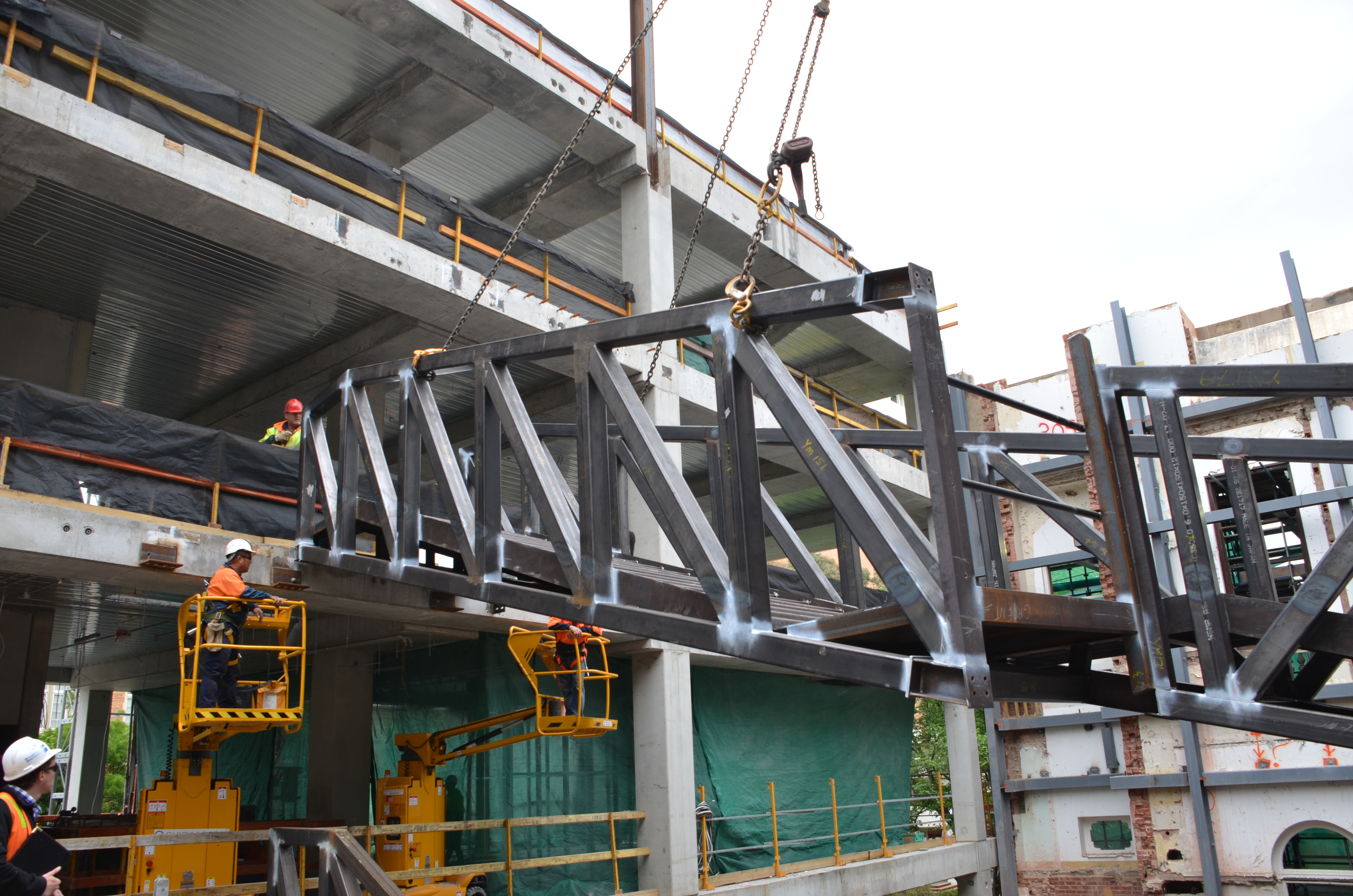 https://archive.abp.unimelb.edu.au/objects/images/Construction/Images/Stairs, walkways and balustrades/Y Stairs structural steel/Installation/DSC_3461.JPG