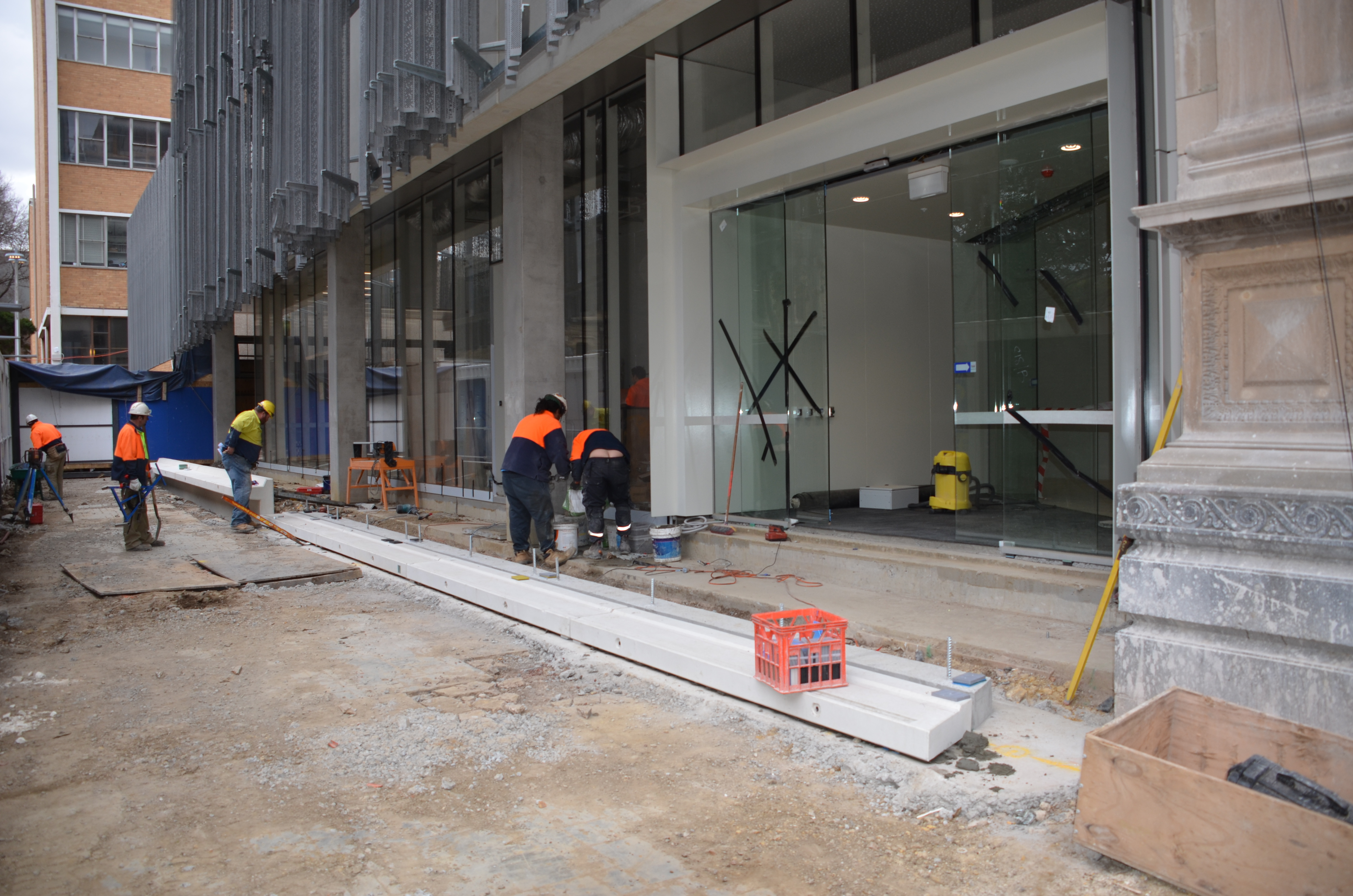 https://archive.abp.unimelb.edu.au/objects/images/Construction/Images/External Works/Precast concrete seating and supports/DSC_9607.JPG