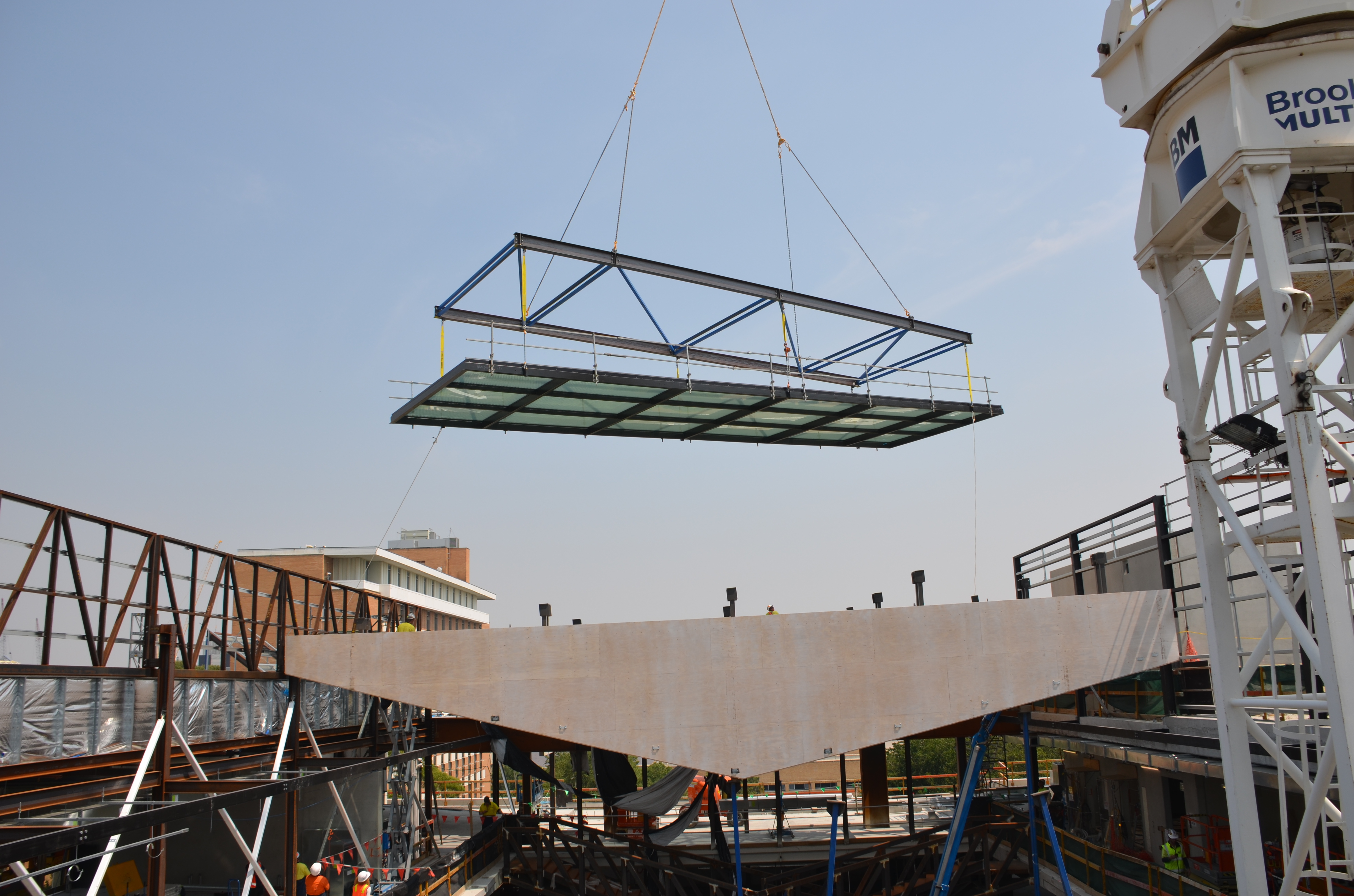 https://archive.abp.unimelb.edu.au/objects/images/Construction/Images/Roof/Glazed atrium roof/Delivery & Installation/DSC_5177.JPG