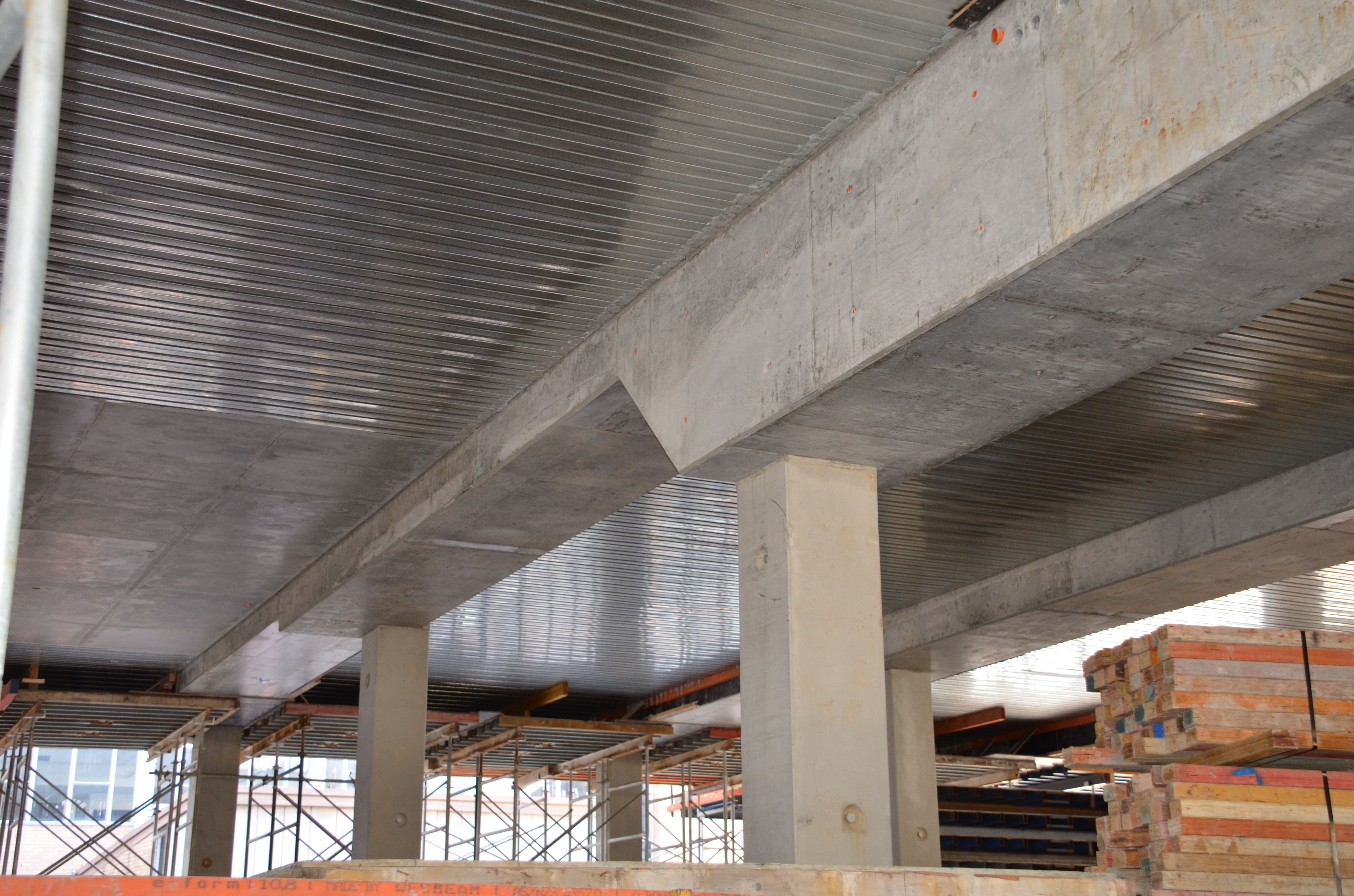 https://archive.abp.unimelb.edu.au/objects/images/Construction/Images/Concrete suspended slabs and beams/Formwork stripping/DSC_2479.JPG