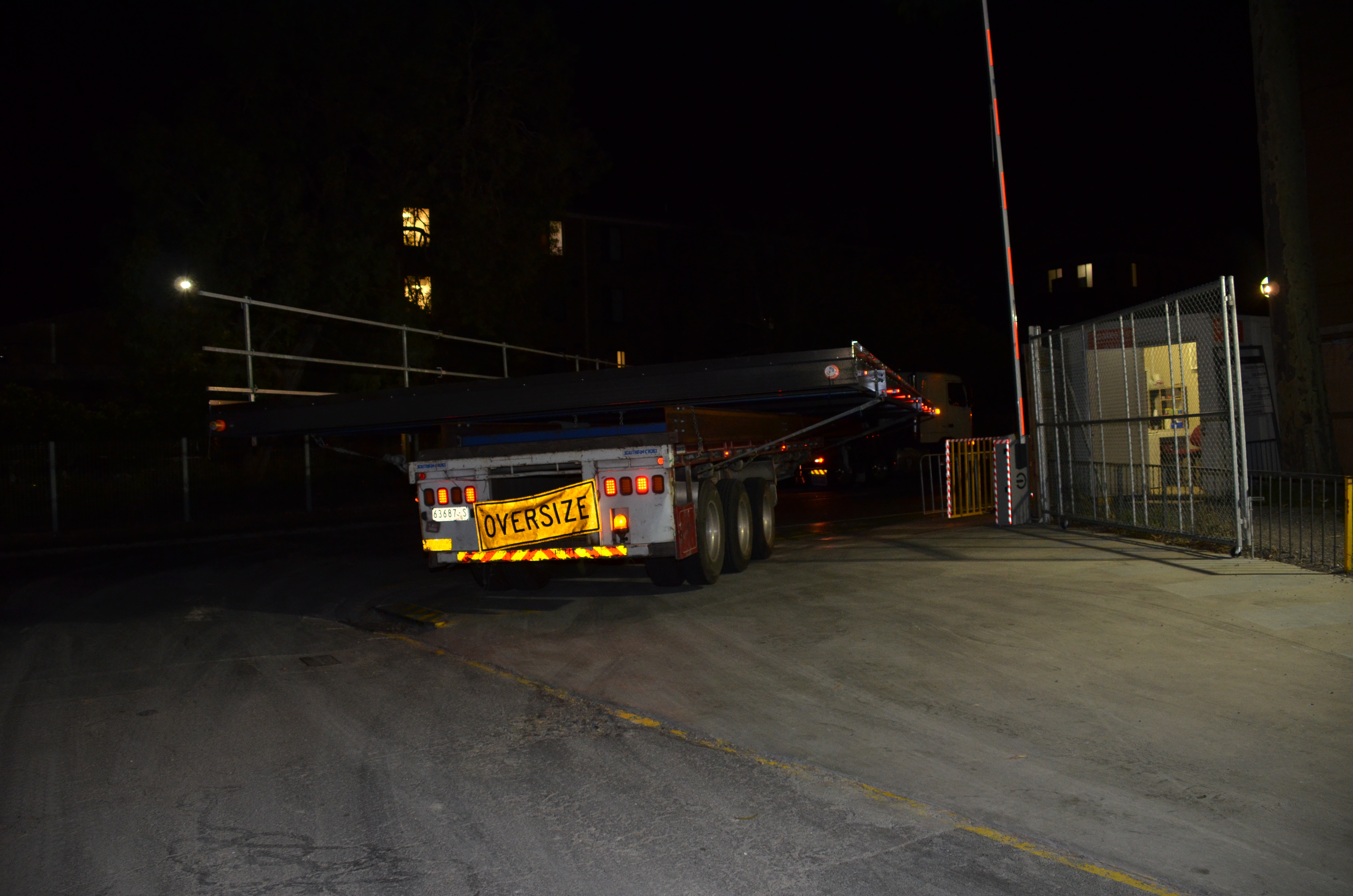 https://archive.abp.unimelb.edu.au/objects/images/Construction/Images/Roof/Glazed atrium roof/Delivery 2.20am 26th Feb 2014/DSC_5731.JPG