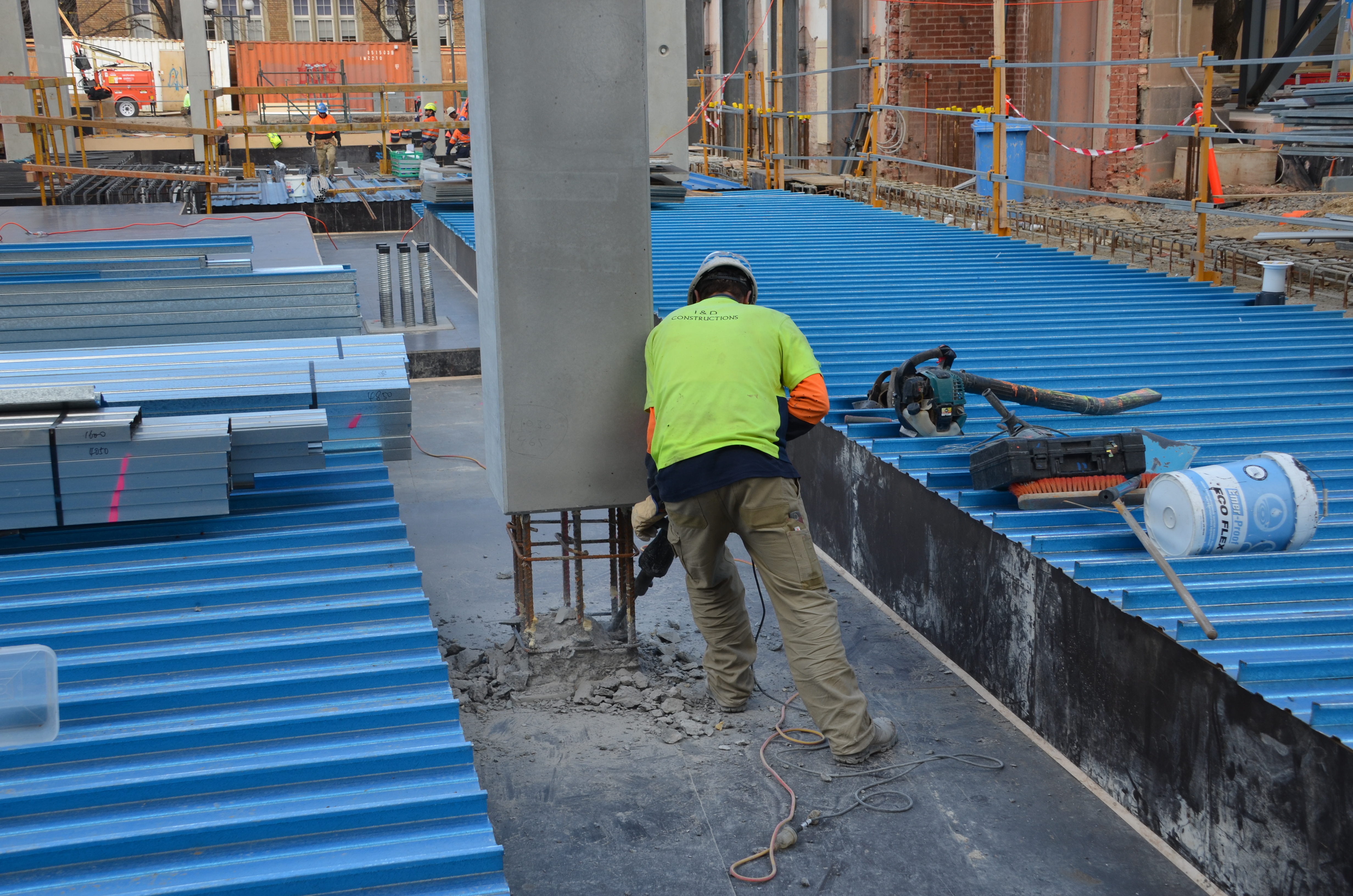 https://archive.abp.unimelb.edu.au/objects/images/Construction/Images/Concrete suspended slabs and beams/Ground level & formwork/DSC_1392.JPG