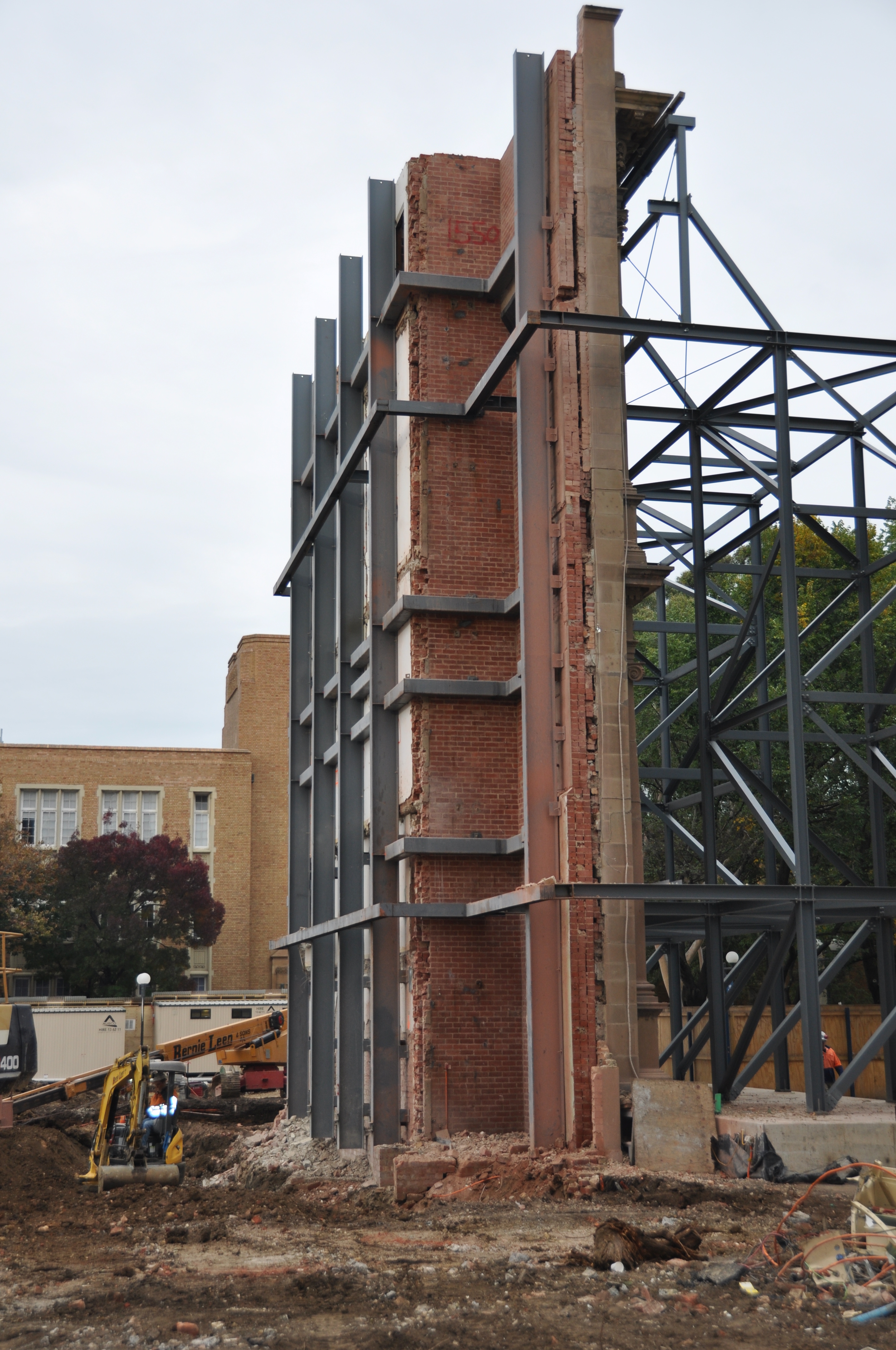 https://archive.abp.unimelb.edu.au/objects/images/Construction/Images/Basement/Blinding concrete for piling rig/DSC_0076.JPG
