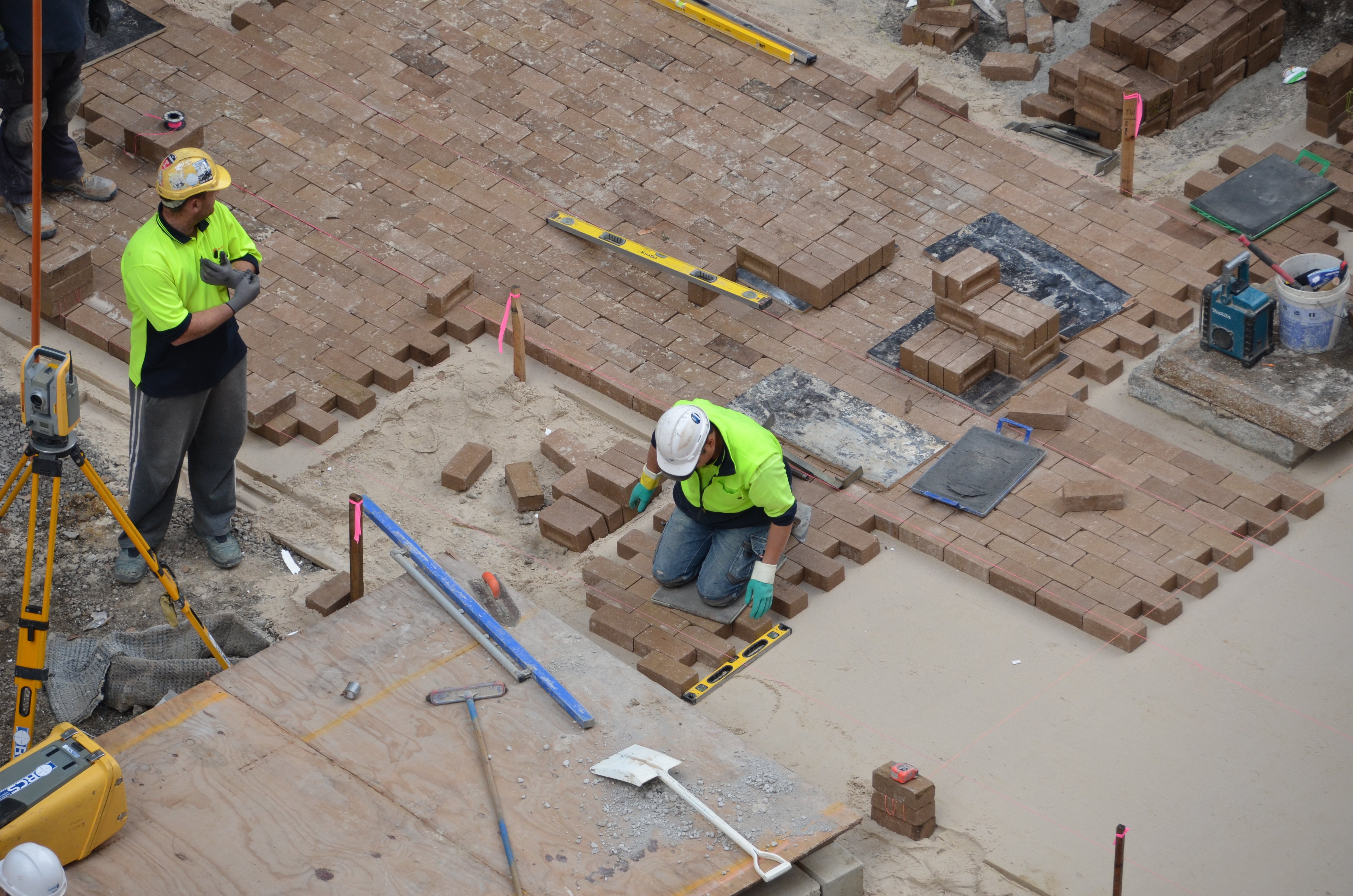 https://archive.abp.unimelb.edu.au/objects/images/Construction/Images/External Works/Brick paving & brick walls/DSC_9022.JPG