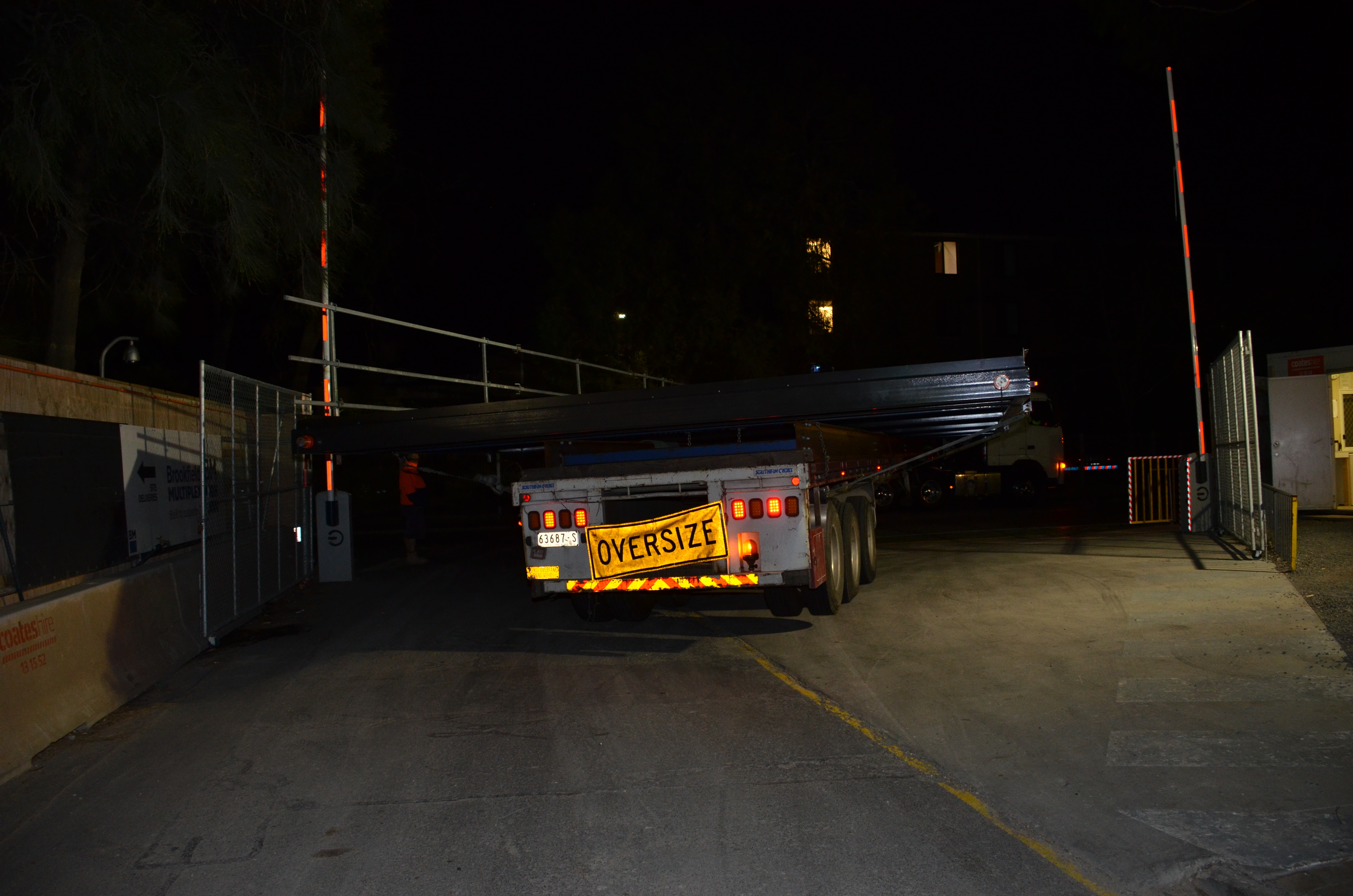 https://archive.abp.unimelb.edu.au/objects/images/Construction/Images/Roof/Glazed atrium roof/Delivery 2.20am 26th Feb 2014/DSC_5740.JPG
