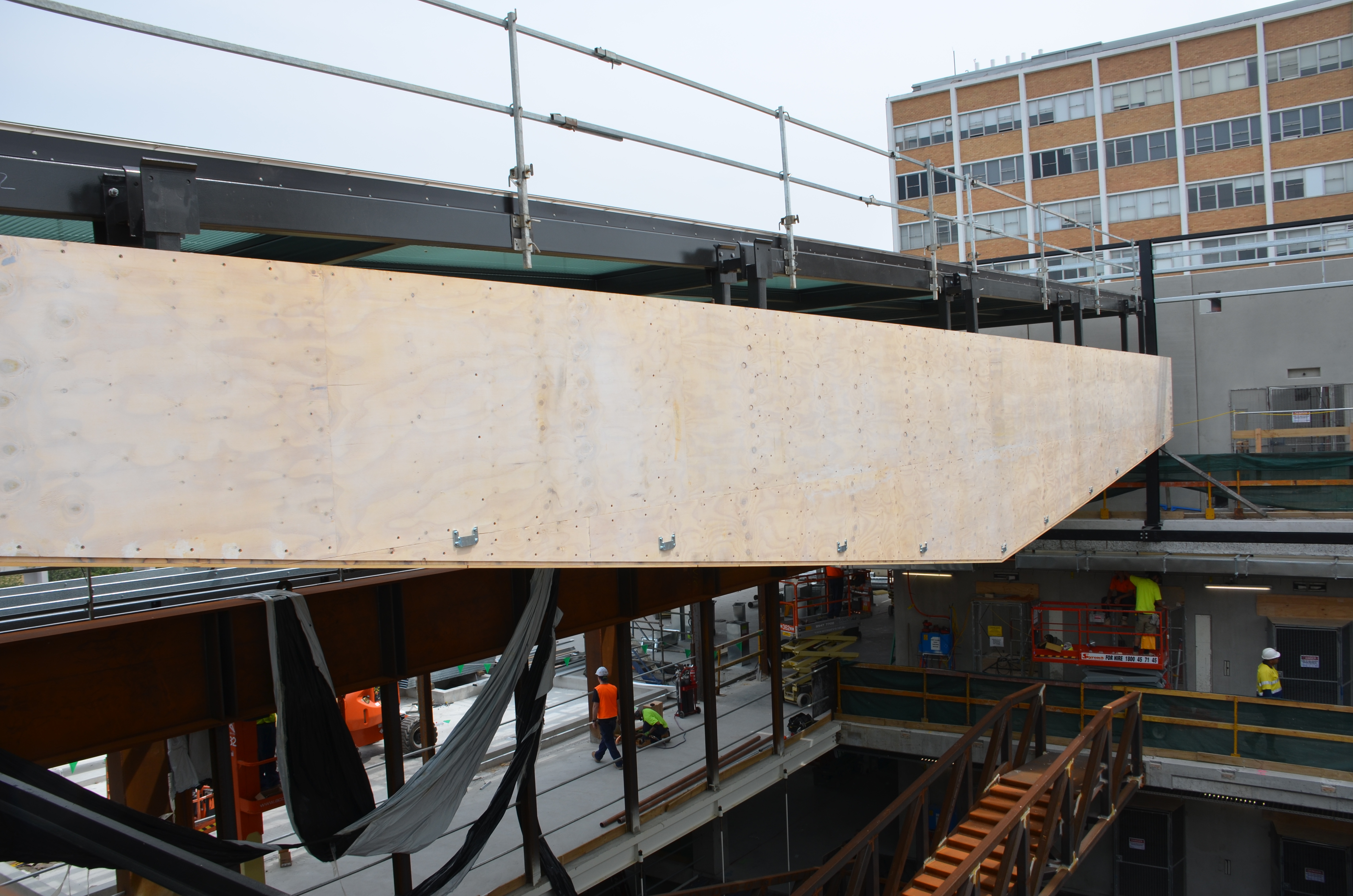 https://archive.abp.unimelb.edu.au/objects/images/Construction/Images/LVL roof beams & coffers/Installation/DSC_5249.JPG