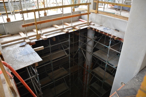 https://archive.abp.unimelb.edu.au/objects/images/Construction/Images/Concrete suspended slabs and beams/Formwork stripping/DSC_2398.JPG