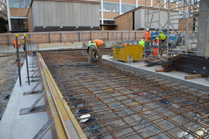 https://archive.abp.unimelb.edu.au/objects/images/Construction/Images/Concrete suspended slabs and beams/Ground level & formwork/DSC_1932.JPG