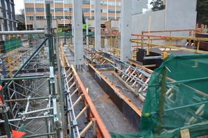 https://archive.abp.unimelb.edu.au/objects/images/Construction/Images/Concrete suspended slabs and beams/Ground level & formwork/DSC_1035.JPG