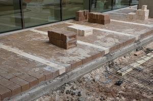 https://archive.abp.unimelb.edu.au/objects/images/Construction/Images/External Works/Brick paving & brick walls/DSC_9392.JPG