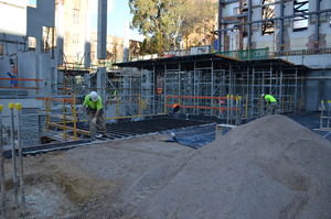 https://archive.abp.unimelb.edu.au/objects/images/Construction/Images/Concrete suspended slabs and beams/Ground level & formwork/DSC_0926.JPG