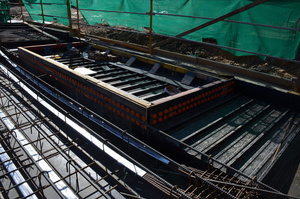 https://archive.abp.unimelb.edu.au/objects/images/Construction/Images/Concrete suspended slabs and beams/Ground level & formwork/DSC_1164.JPG