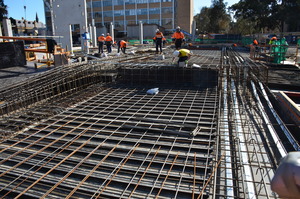 https://archive.abp.unimelb.edu.au/objects/images/Construction/Images/Concrete suspended slabs and beams/Ground level & formwork/DSC_1158.JPG