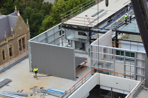 https://archive.abp.unimelb.edu.au/objects/images/Construction/Images/Structural steel/Plantroom roof & claddings/DSC_5363.JPG