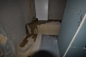 https://archive.abp.unimelb.edu.au/objects/images/Construction/Images/Basement/Basement water leaks/Water tank at retention wall/DSD_0011.JPG