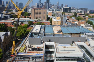 https://archive.abp.unimelb.edu.au/objects/images/Construction/Images/LVL roof beams & coffers/Installation/DSC_5849.JPG