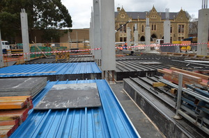 https://archive.abp.unimelb.edu.au/objects/images/Construction/Images/Concrete suspended slabs and beams/Ground level & formwork/DSC_1368.JPG