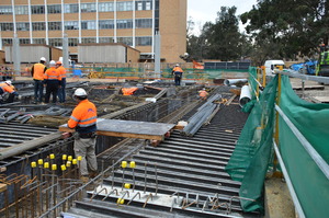 https://archive.abp.unimelb.edu.au/objects/images/Construction/Images/Concrete suspended slabs and beams/Ground level & formwork/DSC_1045.JPG