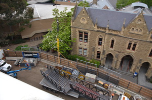 https://archive.abp.unimelb.edu.au/objects/images/Construction/Images/Stairs, walkways and balustrades/Y Stairs structural steel/Installation/DSC_3421.JPG