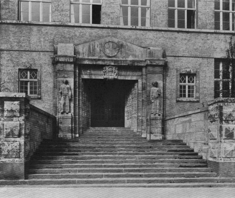 130.0027 Helmholztschule portal and façade.png