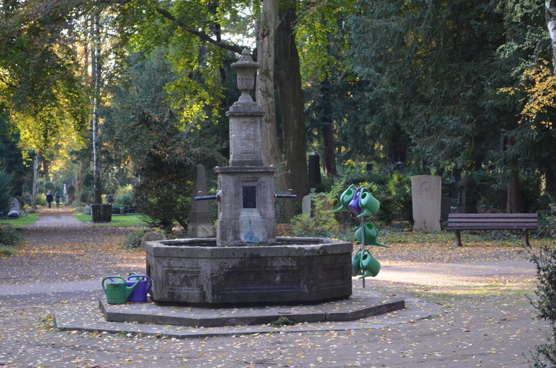 130.0026 Frankfurt,_Hauptfriedhof,_Brunnen_im_Birkenwäldchen.JPG