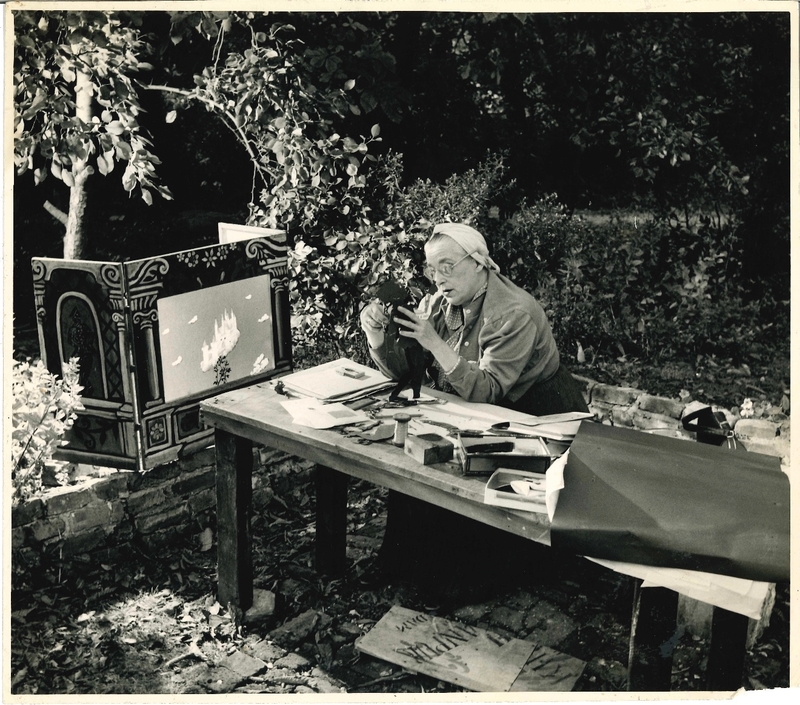 131.8003 R02394_001_Lotte Reiniger in ihrem Garten in New Barnet mit ihrer Bühne (001-004).jpg