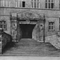 <em>Hauptportal der Helmholtzschule zu Frankfurt</em> (Main portal of the Helmholtz School in Frankfurt), before 1913, by Ernst Ohly and William F. C. Ohly