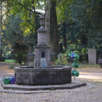 130.0026 Frankfurt,_Hauptfriedhof,_Brunnen_im_Birkenwäldchen.JPG