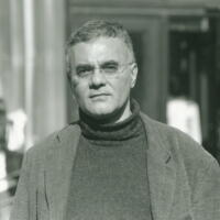 https://upload.wikimedia.org/wikipedia/commons/b/b3/Mahmood_Mamdani.jpg