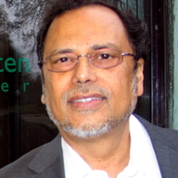 https://upload.wikimedia.org/wikipedia/commons/d/d5/Dipesh_Chakrabarty,_2012_(cropped).jpg