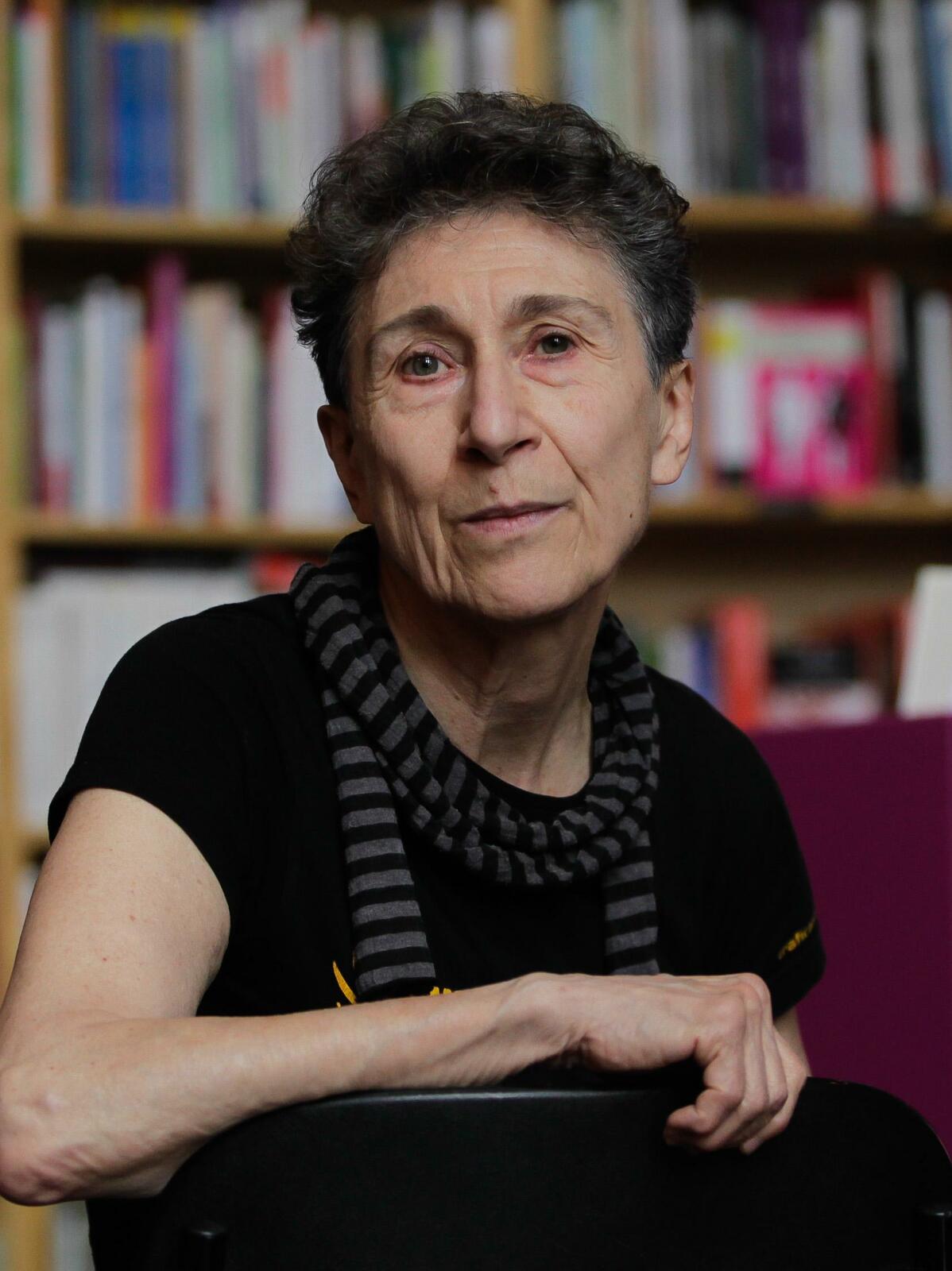 https://upload.wikimedia.org/wikipedia/commons/2/2f/La_escritora_y_activista_feminista_Silvia_Federici_(cropped).jpg