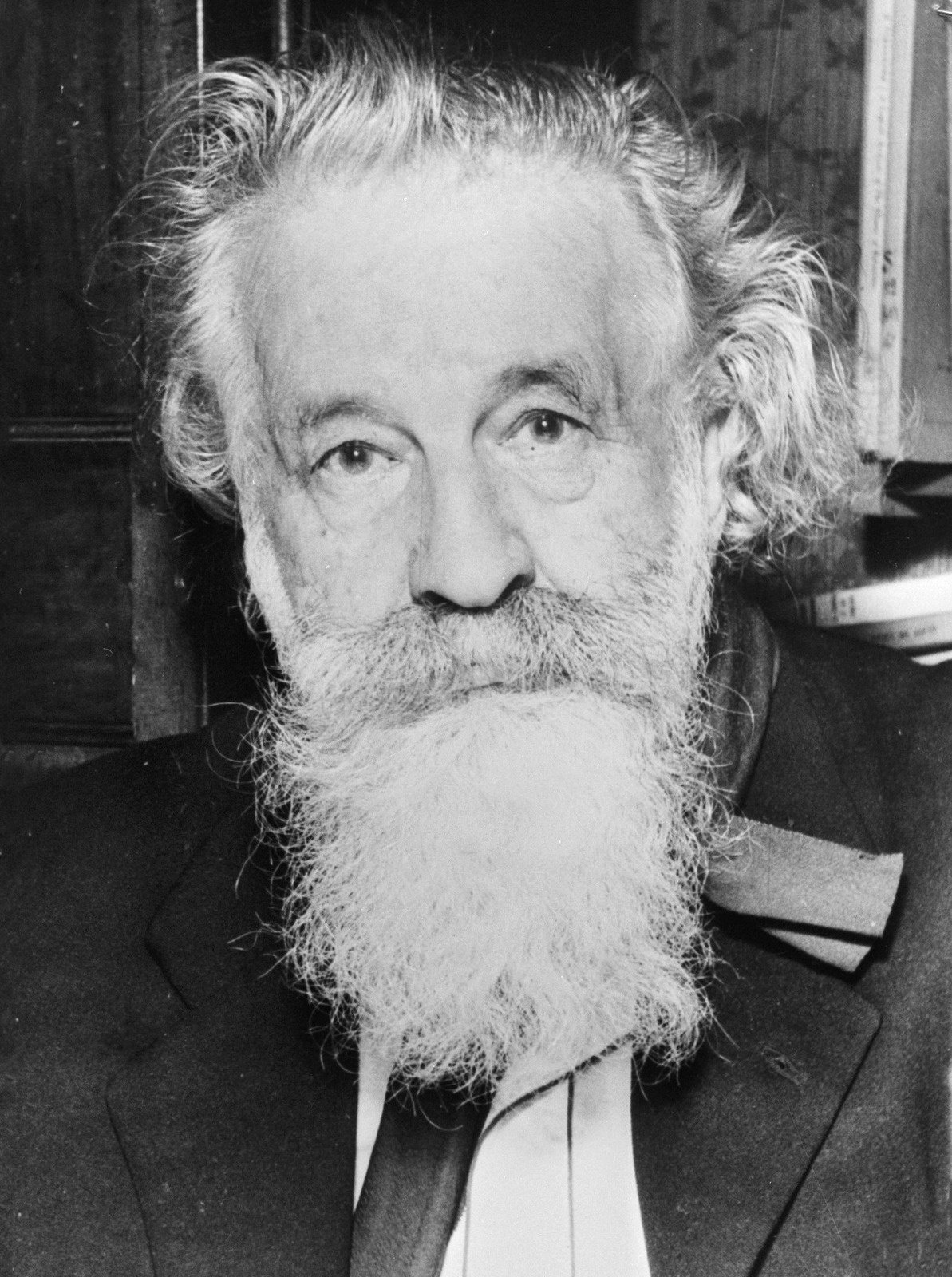 https://upload.wikimedia.org/wikipedia/commons/c/cb/Gaston_Bachelard_1965.jpg