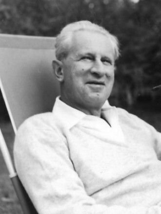 https://upload.wikimedia.org/wikipedia/commons/c/c7/Herbert_Marcuse_in_Newton,_Massachusetts_1955_(cropped).jpg