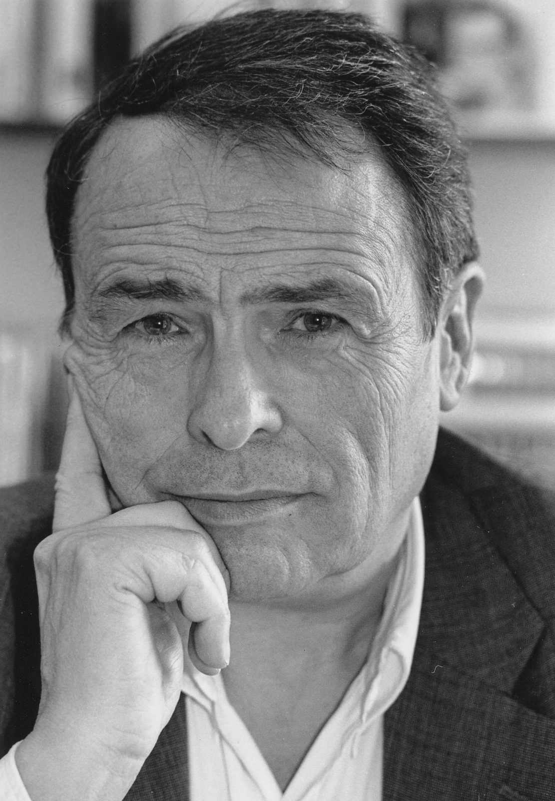 https://upload.wikimedia.org/wikipedia/commons/c/c0/Pierre_Bourdieu_(1).jpg