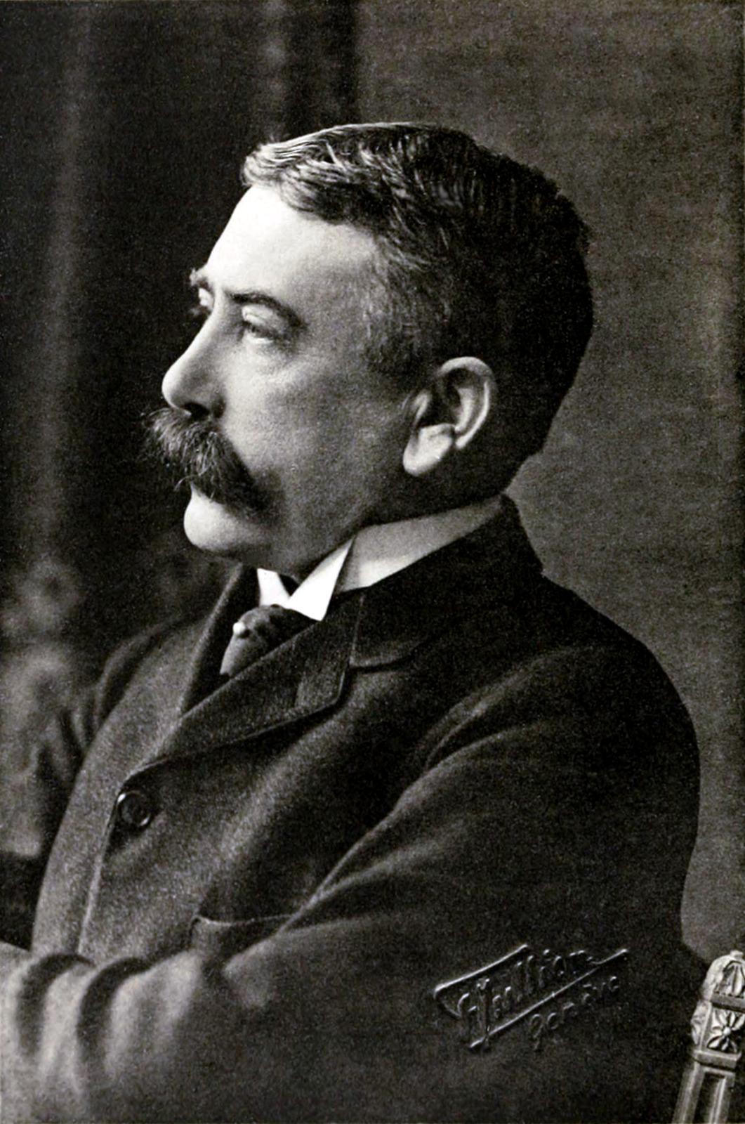 https://upload.wikimedia.org/wikipedia/commons/6/69/Ferdinand_de_Saussure_by_Jullien_Restored.png